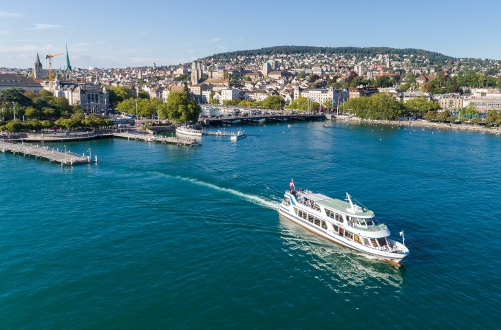Schiff der Zürichsee-Schifffahrtsgesellschaft auf dem Zürichsee im Sommer