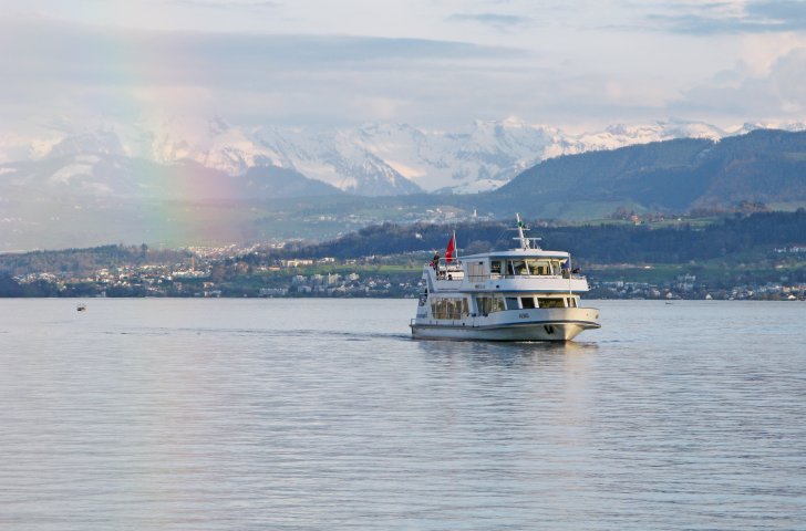 Schiff auf einer Zürichsee-Schifffahrt im Winter