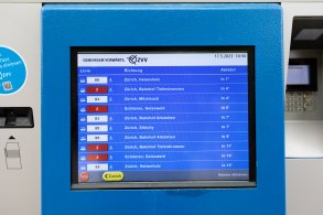 Neue Fahrgastinformation, die nächste Abfahrten auf ZVV-Ticketautomat einblendet.