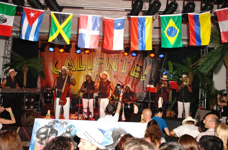 Band auf der Bühne am Caliente Festival in Zürich