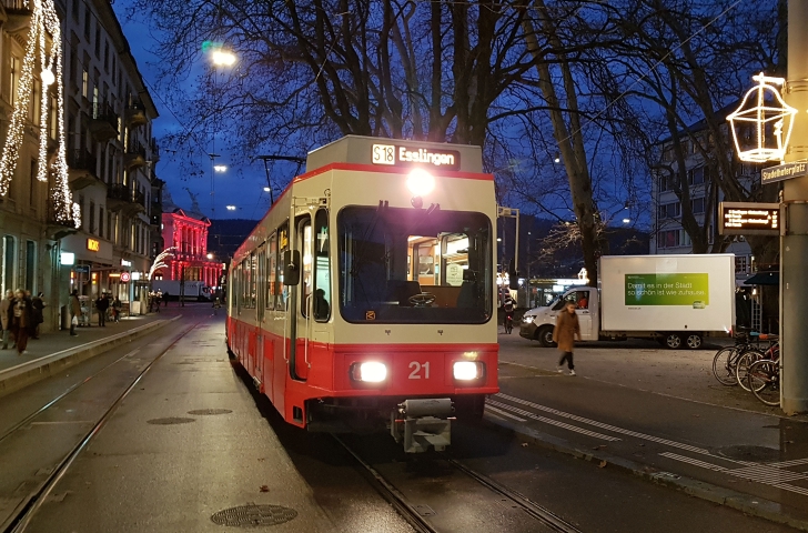 Die Forchbahn fährt durch das festlich geschmückte Zürich