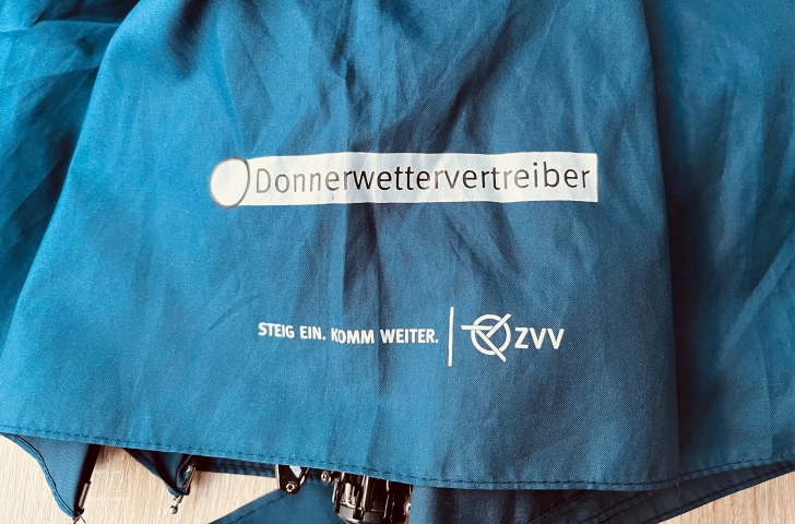 Schirm mit ZVV-Logo und Spruch