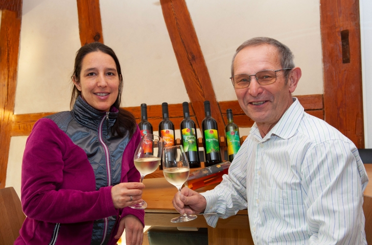 Weindegustation mit regionalen Weinen aus dem Zürcher Unterland