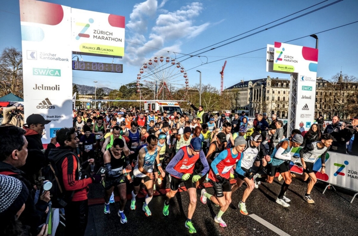 Läuferinnen und Läufer starten am Zürich Marathon