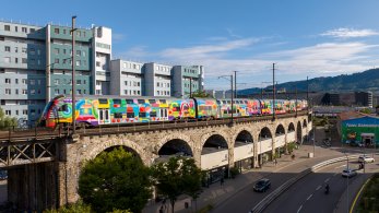 ZVV-Dachmarken-Kampagnen: Drohnenbild der vollbemalten S-Bahn