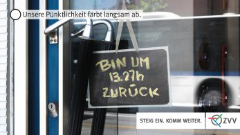 Imagekampagne des Zürcher Verkehrsverbund (ZVV). Auf einem schwarzen Schild steht: "Bin um 13.27h zurück." Im Hintergrund fährt ein Bus vorbei. Claim: "Unsere Pünktlichkeit färbt langsam ab." Steig ein. Komm weiter. ZVV