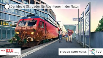 Der ideale Offroader für Abenteuer in der Natur. Eine Sihltalbahn hält am Bahnhof Saalsporthalle/Sihlcity in Zürich. Die Bahn ist mit Schlammspuren und Efeu bedeckt.