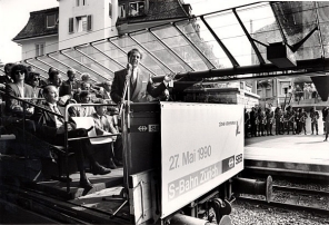 Bundesrat Adolf Ogi weiht 1990 am Bahnhof Stadelhofen die Zürcher S-Bahn ein